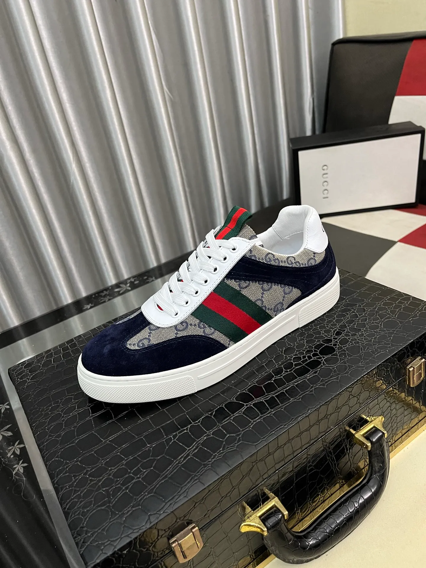 Men's Men's Shoes 💰440 ⌚️⌚️[GUCCI] Gucci men's casual shoes are absolutely popular 🔥The ultimate matching item for trendy men! The charm of super texture is irresistible, the main recommendation, the flower leather color is bright! The upper is made of high-quality brand printed fabric with cowhide, breathable leather lining and wear-resistant rubber sole, noble and elegant! Extremely comfortable🎁🎁You can be as handsome as you want💪 Available in sizes 38-44 and 5️⃣colors